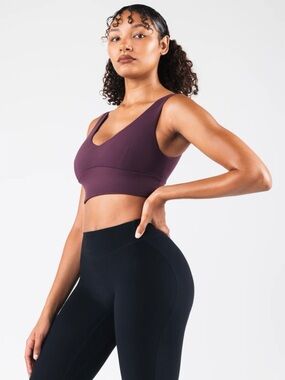 Alphalete Celeste V-Neck Sports Bra in Dusk